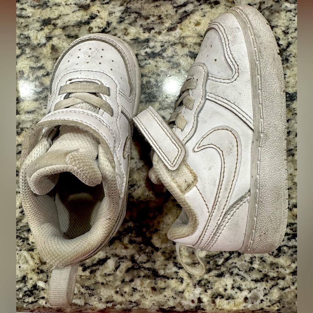 NIKE 7C Kids High - Top Sneaker. White